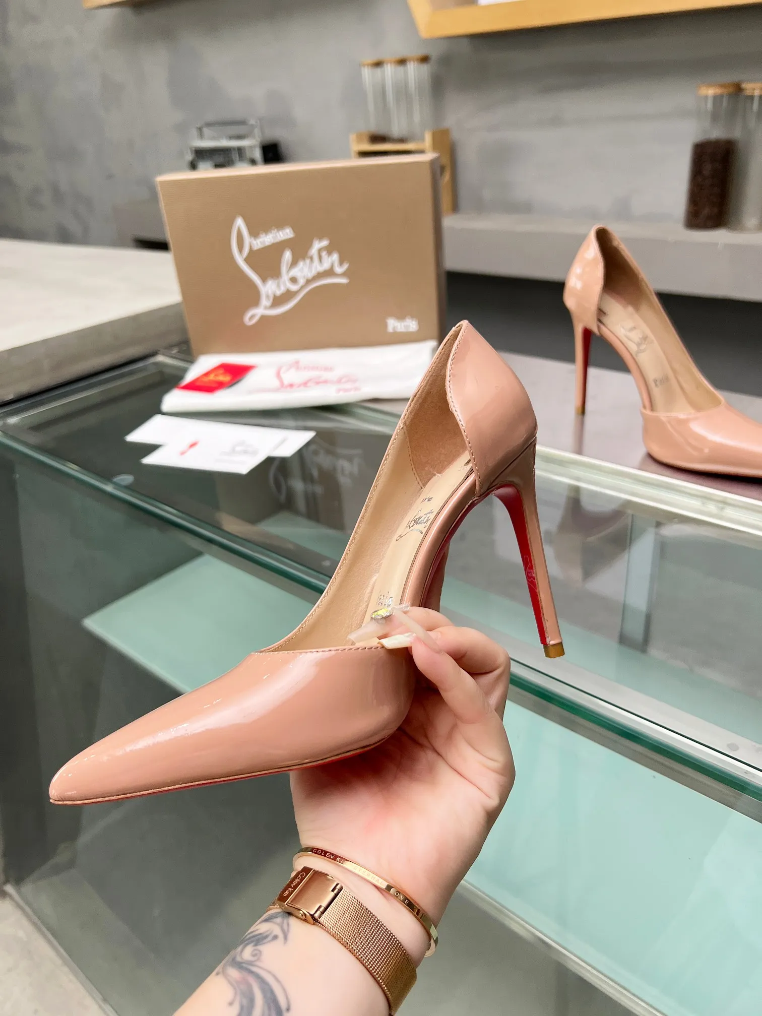 👟👟Ex-factory price 560👟👟 Christian Louboutin CL red-soled shoes‖ Globally limited edition! Blessings from Las Vegas❤ Inspired by the colorful neon of Las Vegas🎆 A century-old classic that will never go off the shelves. Handmade, exquisite craftsmanship❗Collectible work❗ Absolutely eye-catching existence🌟 Classic stiletto fashion shoes, you can't resist them at all. Absolute sexy goddess, releasing invincible femininity. The gorgeous red bottom is like the red carpet that the queen walks on when she ascends to the top. She is full of aura in every minute. Whether in love or in the workplace, she is famous in the end. Extraordinarily fascinating and full of femininity! Suitable for all kinds of gatherings 💎 Undefeated classic, all original models are made to order 🍳Fabrics: cow lacquer/silk/grete 🍳Inner lining: imported soft sheepskin lining feet 🍳Outsole: original genuine leather sole 🍳Heel height: 3cm/8.5cm/10.5cm higher inside the flat bottom 🍳Color: apricot ox lacquer, black ox lacquer, white ox lacquer Black Silk Silver Grete 🍳Size: 35-39 (40/41/42/43 customized, non-refundable) Standard size 🍳Packing: with cloth bag, card